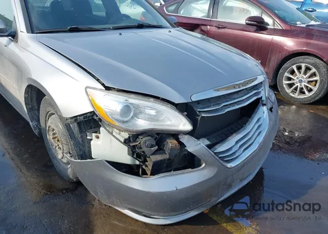 2013 Chrysler 200 Lx z USA, uszkodzony, nr VIN 1C3CCBAB0DN668412